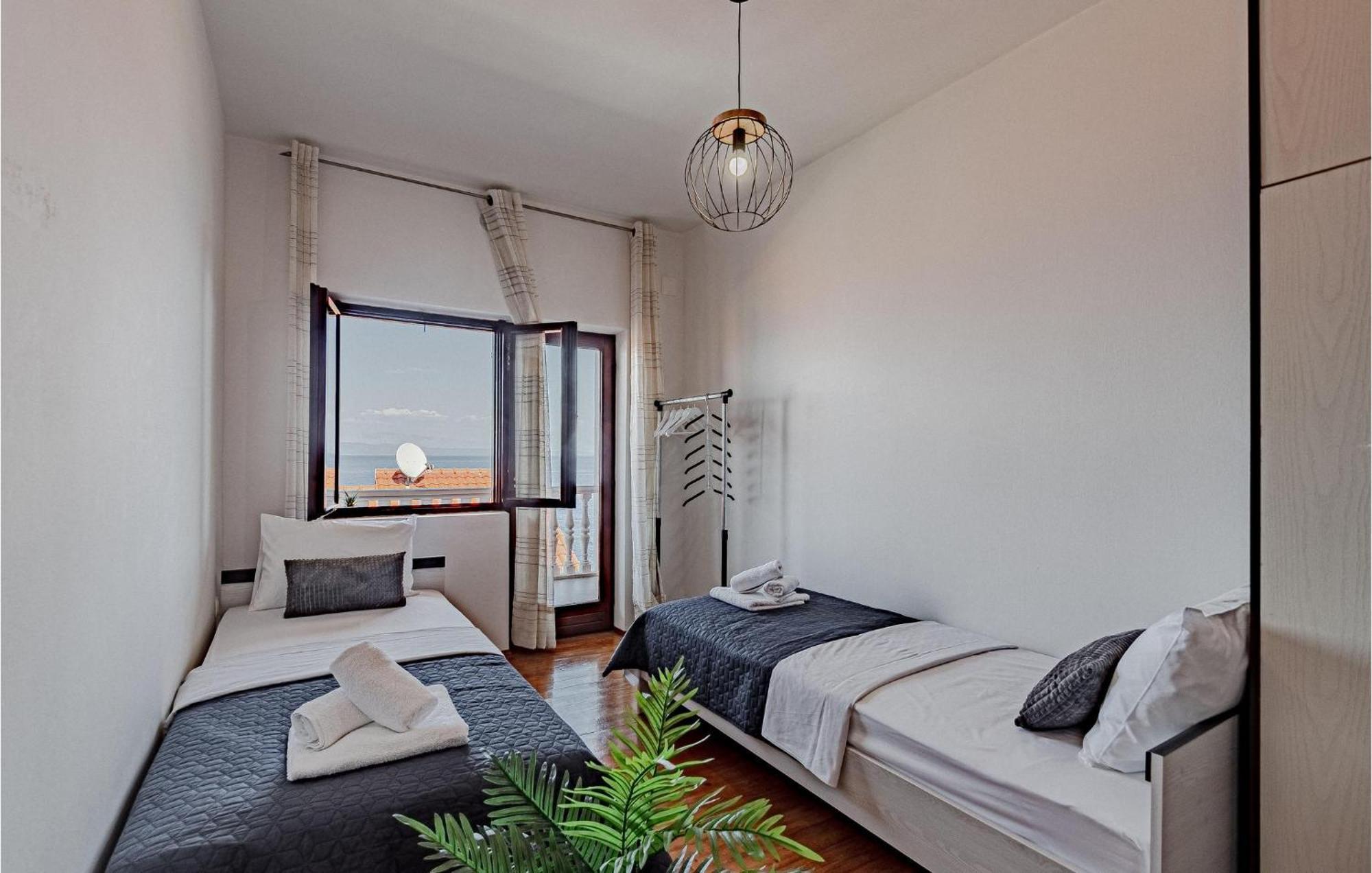 2 Bedroom Nice Apartment In Приградица Экстерьер фото