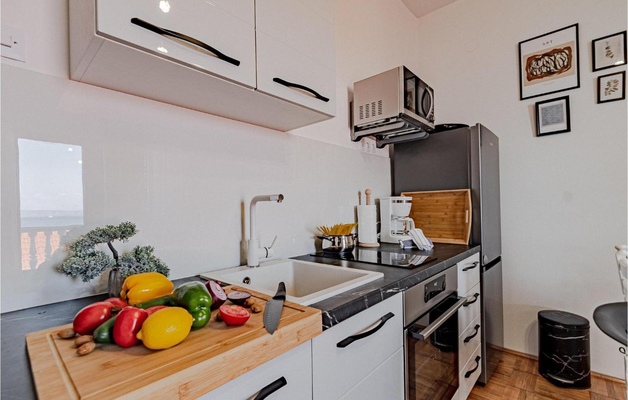 2 Bedroom Nice Apartment In Приградица Экстерьер фото
